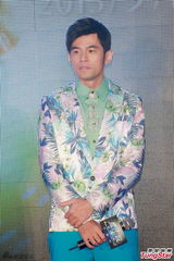 组图：周杰伦带病宣传巡演 花西服帅气抢镜