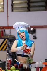 组图：邓紫棋新歌MV厨房捣蛋 扮演地狱厨神