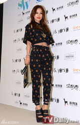 组图：李孝利露脐装看秀 李天熙夫妇秀恩爱