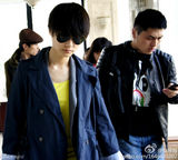 高清组图：李宇春街拍 蓝色风衣搭配牛仔裤