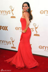 组图：艾美奖红毯 索非亚-维加拉回眸风情无限