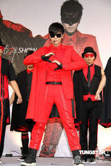 高清图：罗志祥红色西服亮相 鼓励萧亚轩要坚强