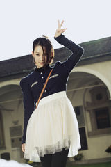 组图：《璀璨人生》曝唯美剧照 李沁时尚可爱