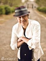 组图：吴秀波游走时尚前端 自信玩转帽子搭配