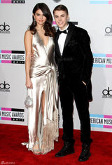 组图：比伯赛琳娜红毯深情对视 破不和传闻