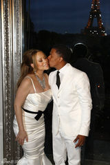 组图：凯莉庆结婚周年秀恩爱 纯白礼服再现求婚戏码