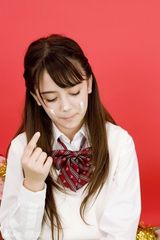 组图：日意混血奥真奈美圣诞写真 甜美乖巧惹人爱