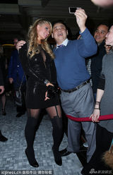 组图：豪门浪女希尔顿深V亮相 叔叔猛揩油