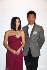 组图：杨采妮不回应梁咏琪婚讯 古天乐恭喜