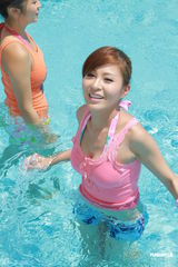 组图：颜子菲泳装亮相户外节目 赴马尔代夫拍摄