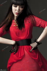 高清图：吴莫愁《嘉人》大片气场十足