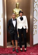 组图：法瑞尔-威廉姆斯携手女伴海伦现身