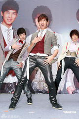 高清组图：“魔幻1+1”签唱会 大师兄罗志祥站台