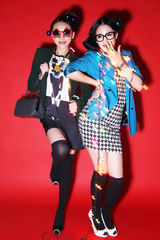 组图：徐杉登《女友校园》封面变复古摩登女