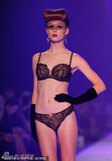 组图：脱衣舞娘蒂塔-万提斯内衣秀复古性感诱惑