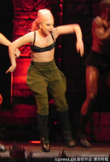 组图：Gaga百变魔女骚味浓 渔网袜秀浑圆翘臀