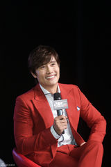 高清组图：李秉宪穿大红正装宣传《赤焰2》