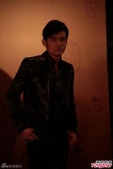 组图：周杰伦现身祝寿曾志伟 全黑套装帅气