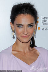 电影《重生》首映 佩内洛普粉裙秀丰腴身段