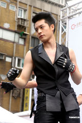 组图：周汤豪露胸答谢歌迷 廖晓乔贴心按摩