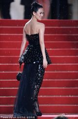 组图：章子怡戛纳走秀抹胸长裙秀美肩