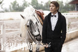 组图：吕颂贤骑士写真 休闲与绅士并存