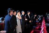 组图：海外观众起立鼓掌 冯小刚徐帆夫妇感动落泪