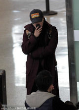 组图：陈思诚独自现身上海 一路电话讲不停