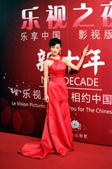 甘婷婷亮相上海电影节 现场被称“高产”女艺人