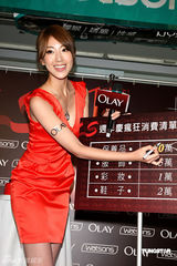 幻灯：隋棠深V礼服秀水晶项链 张曼玉独家设计