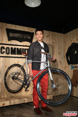 组图：柯震东帅气亮相演绎单车少年