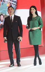 组图：濮存昕慈善晚宴为女儿15万拍下孙杨游泳课