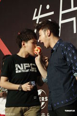 组图：潘玮柏北京发片会为粉丝削苹果