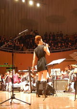 高清组图：尚雯婕三语主持法国音乐节