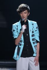 组图：于小彤蒋梦婕大秀浪漫 金童玉女甜蜜牵手