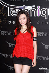 幻灯：李诗韵投资化妆学校 荣升老板娘喜极而泣