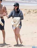 组图：破产姐妹MAX海滩度假 紧贴男友场面甜蜜