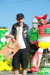 组图：林峰提前与歌迷庆生日 许下愿望陪家人