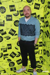 组图：何韵诗出席活动穿着个性 内地演贾宝玉