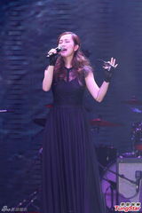 组图：吴雨霏唱失恋歌 许志安称郑秀文难讨好