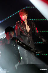 组图：金贤重开唱露胸耍性感 与gaga撞期仍火爆