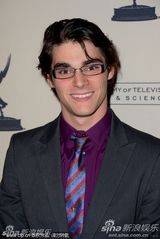 组图：《毒师》演员捧场提名酒会 安娜紫裙鲜艳