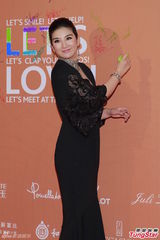 群星闪耀嫣然基金晚宴 王菲旗袍装与李亚鹏恩爱