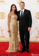 组图：马特-达蒙黑西装帅气亮相艾美红毯