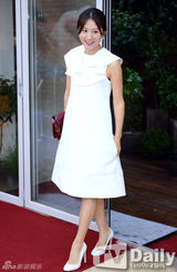 组图：韩星李妍熙出席活动 纯白连衣裙显清纯