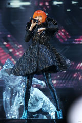 组图：孙燕姿台北开唱 俏丽短发扮“神奇女力”