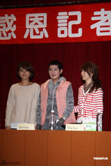 组图：Selina灼伤后首度亮相 短发造型当场落泪