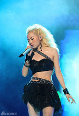 高清组图：张靓颖成都开唱艳光四射