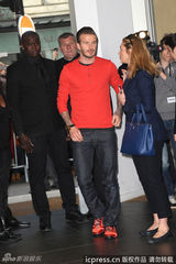 高清图：贝克汉姆为品牌站台 橘红色T恤抢眼