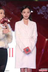 组图：倪妮亮相上海出席代言 米色洋装清新优雅